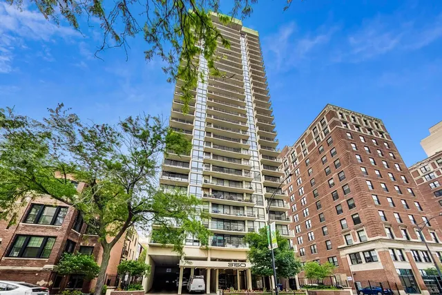 $4,000 | 3150 North Sheridan Road, Unit 4B, Chicago, IL 60657