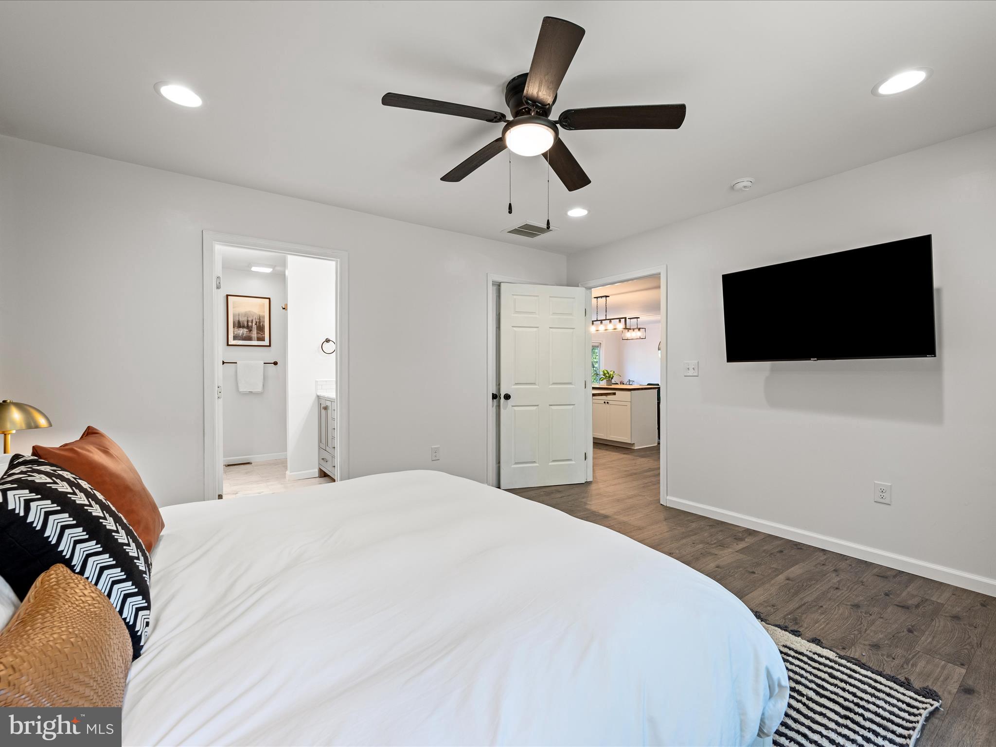 8650 Supinlick Ridge Road Mount Jackson, VA 22842 - Photo 20 of 62 a bedroom with a bed and a flat screen tv