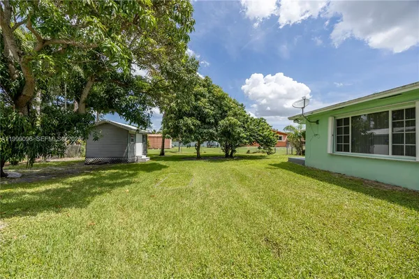 a view of a yard in front of house