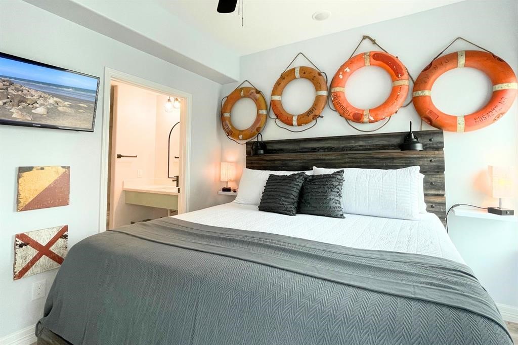 622 Crane Court Surfside Beach, TX 77541 - Photo 21 of 30 a bedroom with a bed and lamp