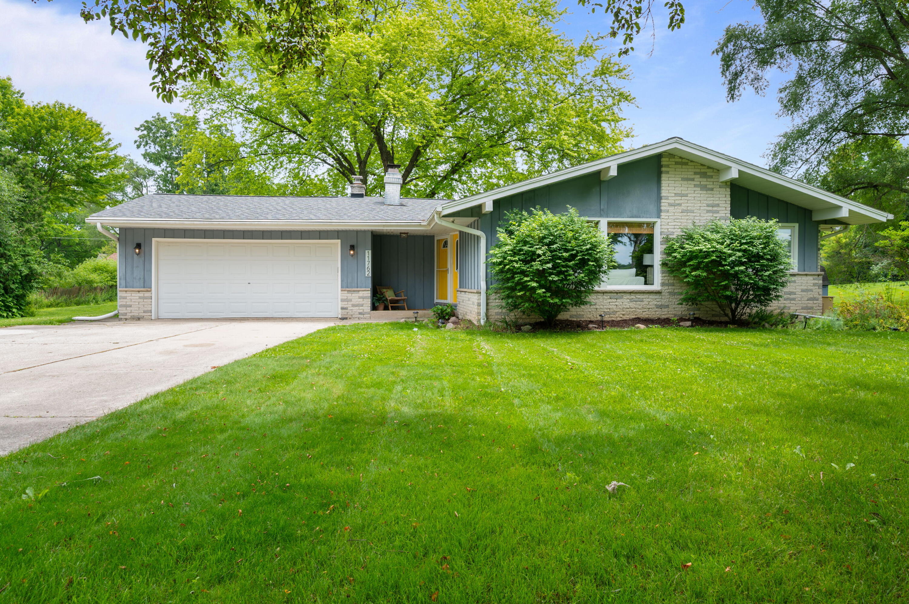 11762 North Ridgeway Avenue Mequon, WI 53097 - Photo 1 of 24 Welcome Home!