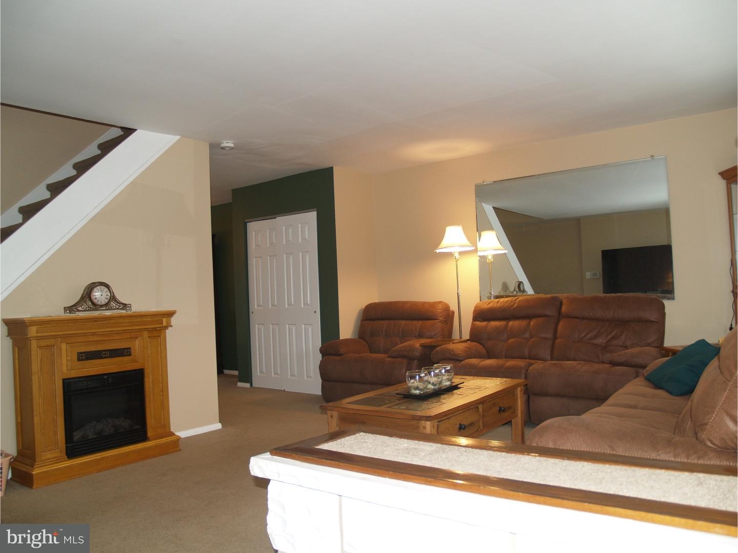 12715 Kenny Road Philadelphia, PA 19154 - Photo 2 of 5 Living Room