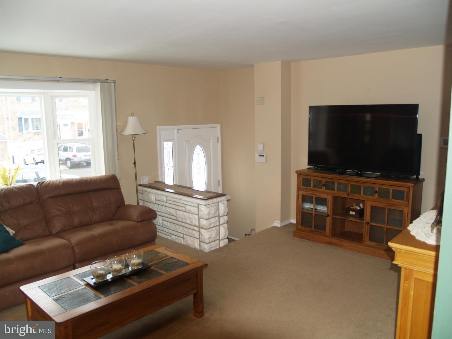 12715 Kenny Road Philadelphia, PA 19154 - Photo 3 of 5 Living Room