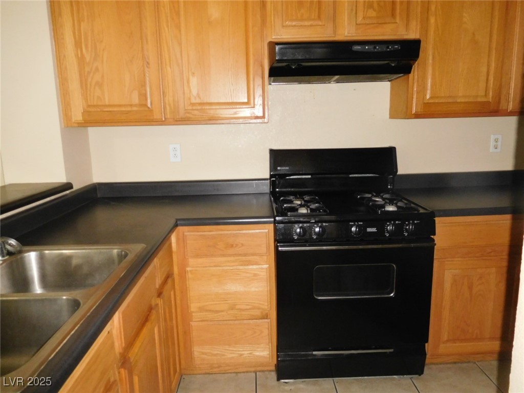 3220 Tocata Drive Las Vegas, NV 89146 - Photo 6 of 12 Kitchen featuring light tile patterned floors, gas