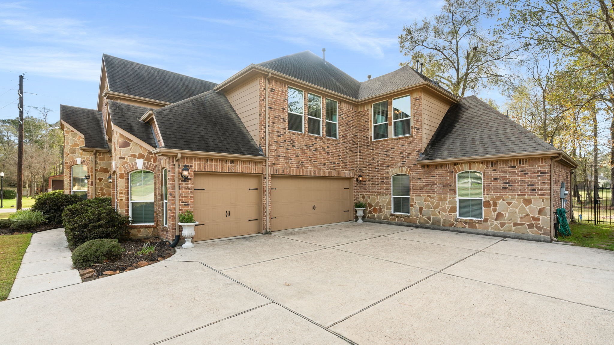 28503 Riverside Crest Lane Houston, TX 77336 - Photo 4 of 50 Fabulous 3 car attached garage.