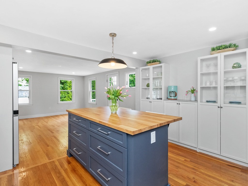22 Grove Road Waltham, MA 02451 - Photo 5 of 41
