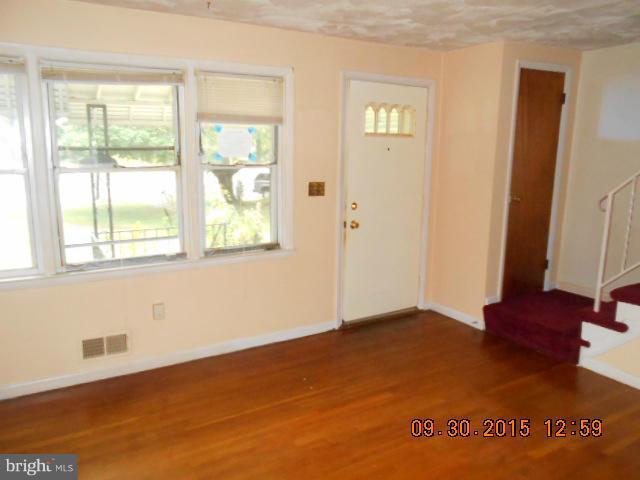1101 Sanbourne Road Baltimore, MD 21207 - Photo 4 of 16 Living Room