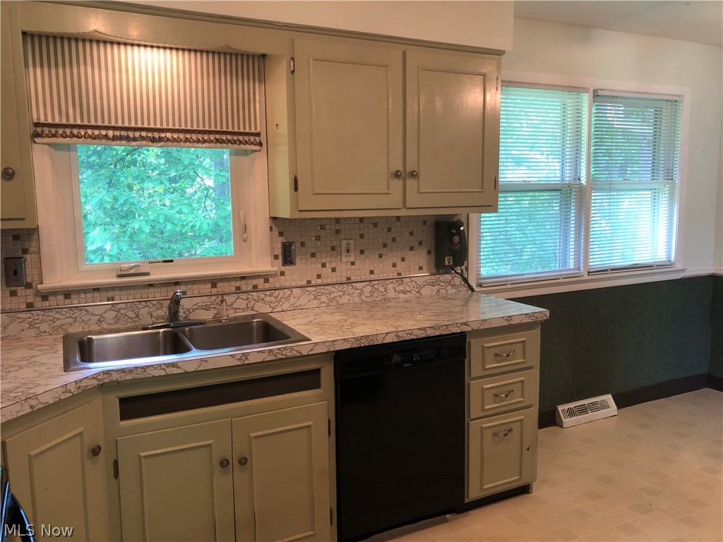 11264 Stoneham Road Cleveland, OH 44130 - Photo 8 of 16