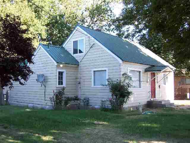 523 Cemetery Road Sunnyside, WA 98944 - Photo 1 of 2 a front view of a house with a garden
