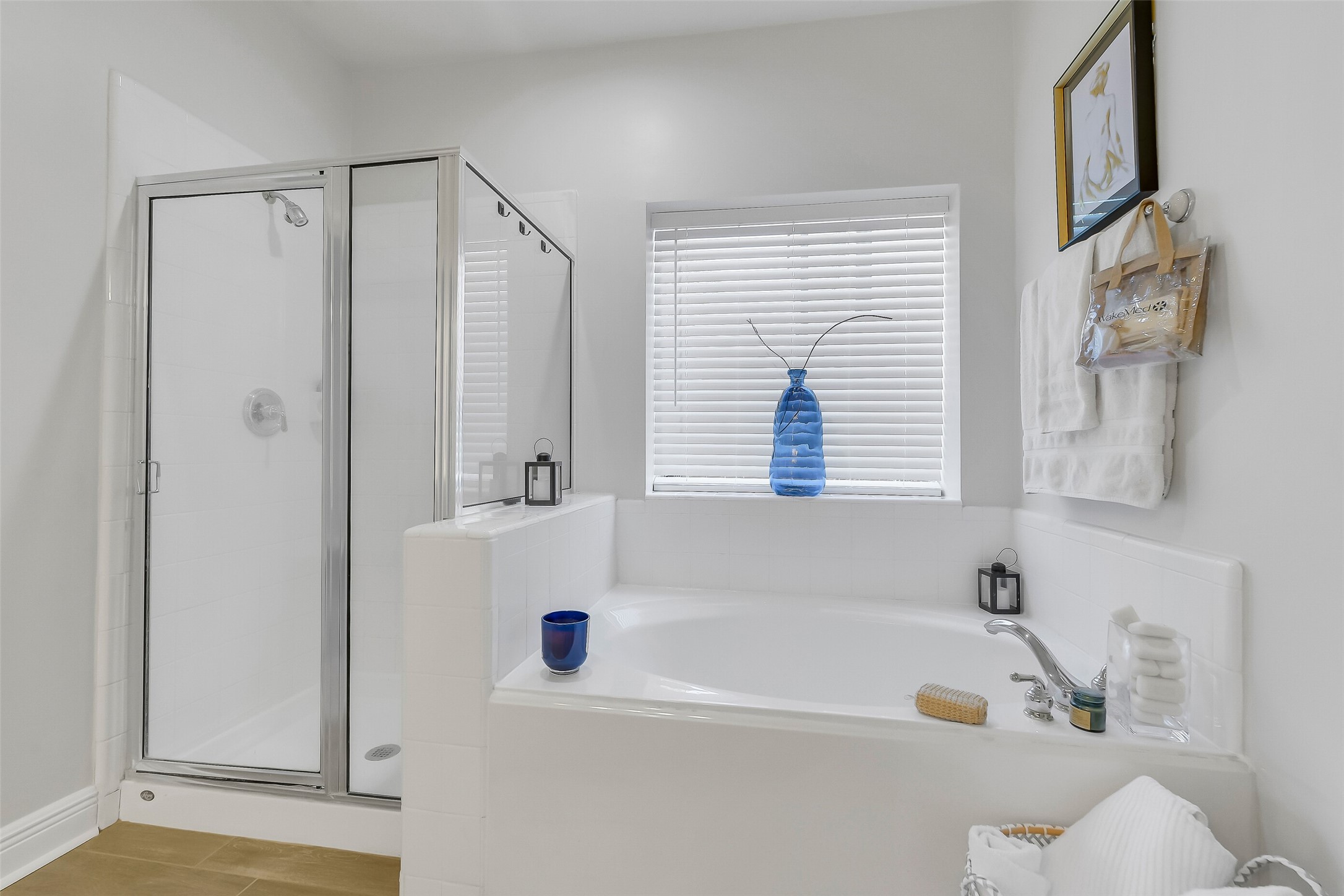 12426 Shadowpoint Drive Houston, TX 77082 - Photo 18 of 42 a bathroom with bathtub and a window