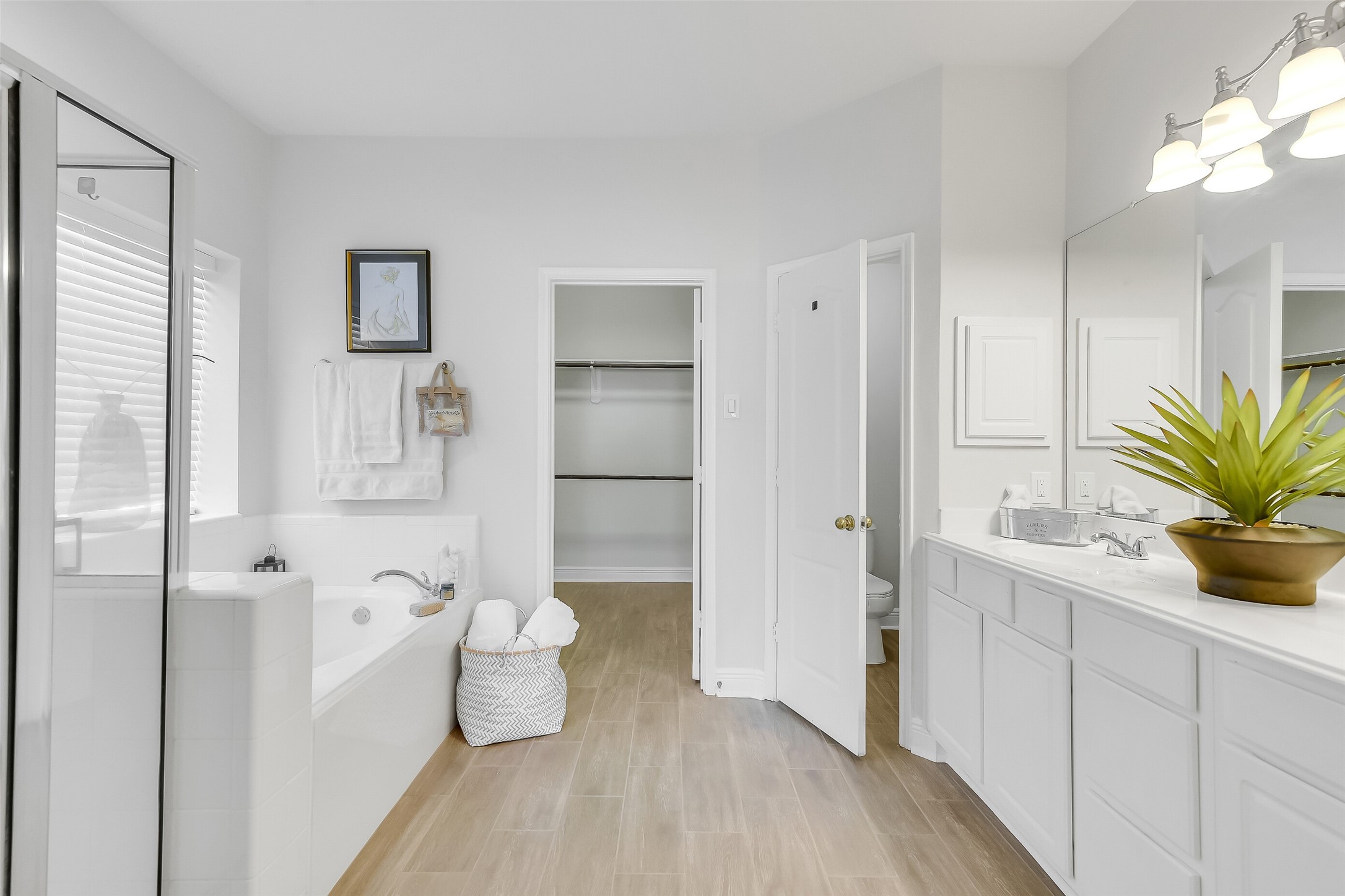 12426 Shadowpoint Drive Houston, TX 77082 - Photo 19 of 42 a bathroom with a tub sink and toilet