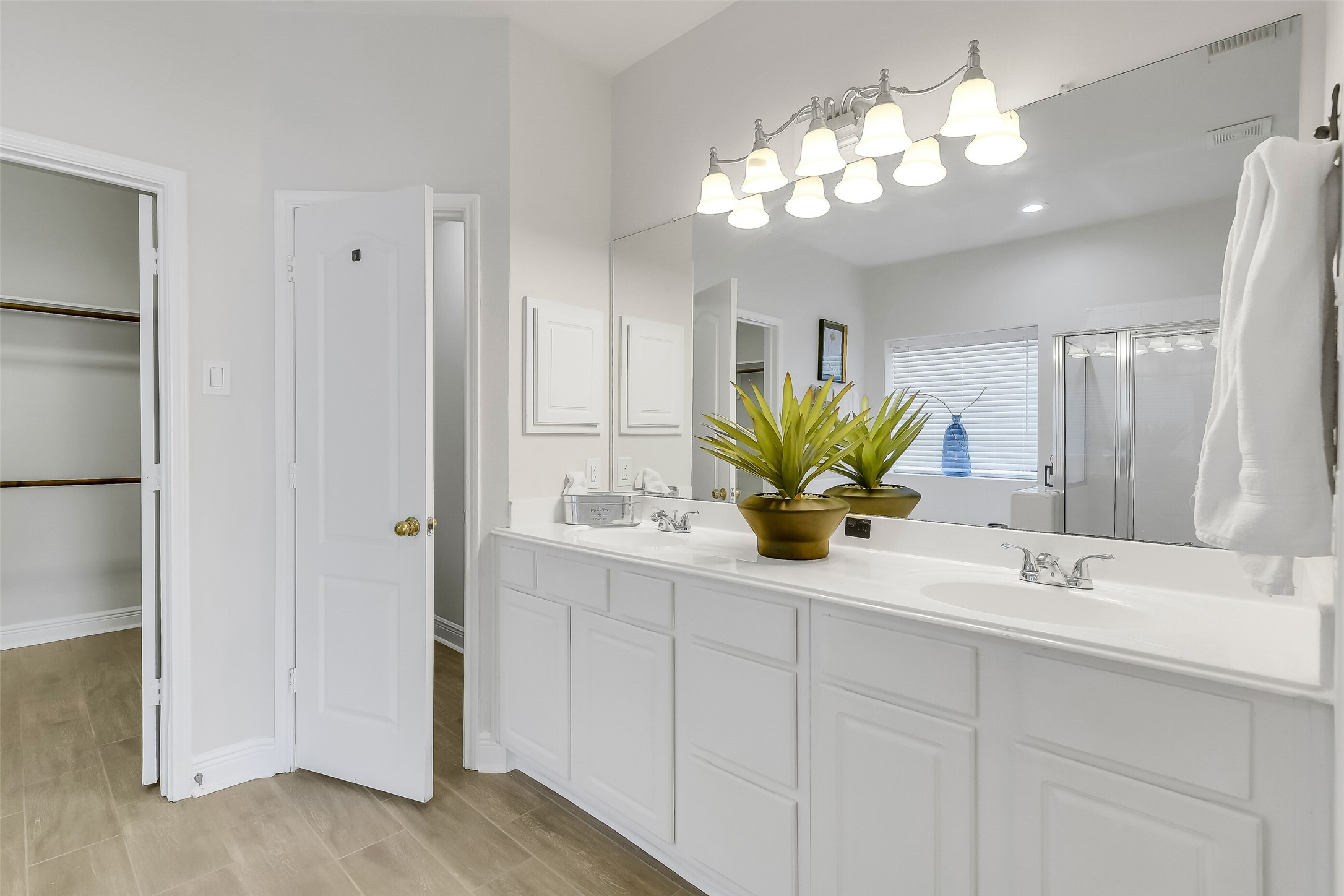 12426 Shadowpoint Drive Houston, TX 77082 - Photo 20 of 42 a bathroom with a double vanity sink and a mirror
