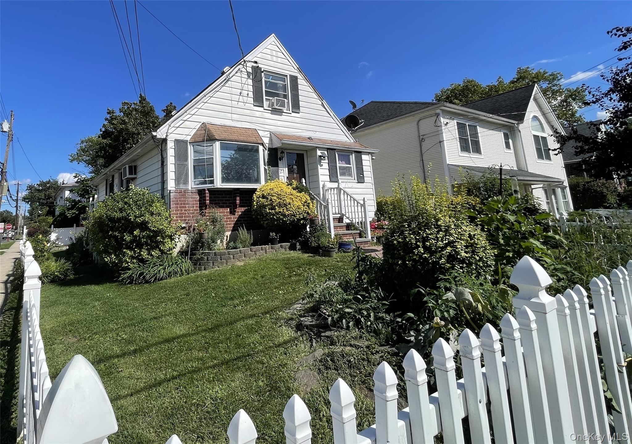 32 Edgewood Road Port Washington, NY 11050 - Photo 1 of 38 Gallery Image 1