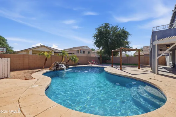 a view of a backyard