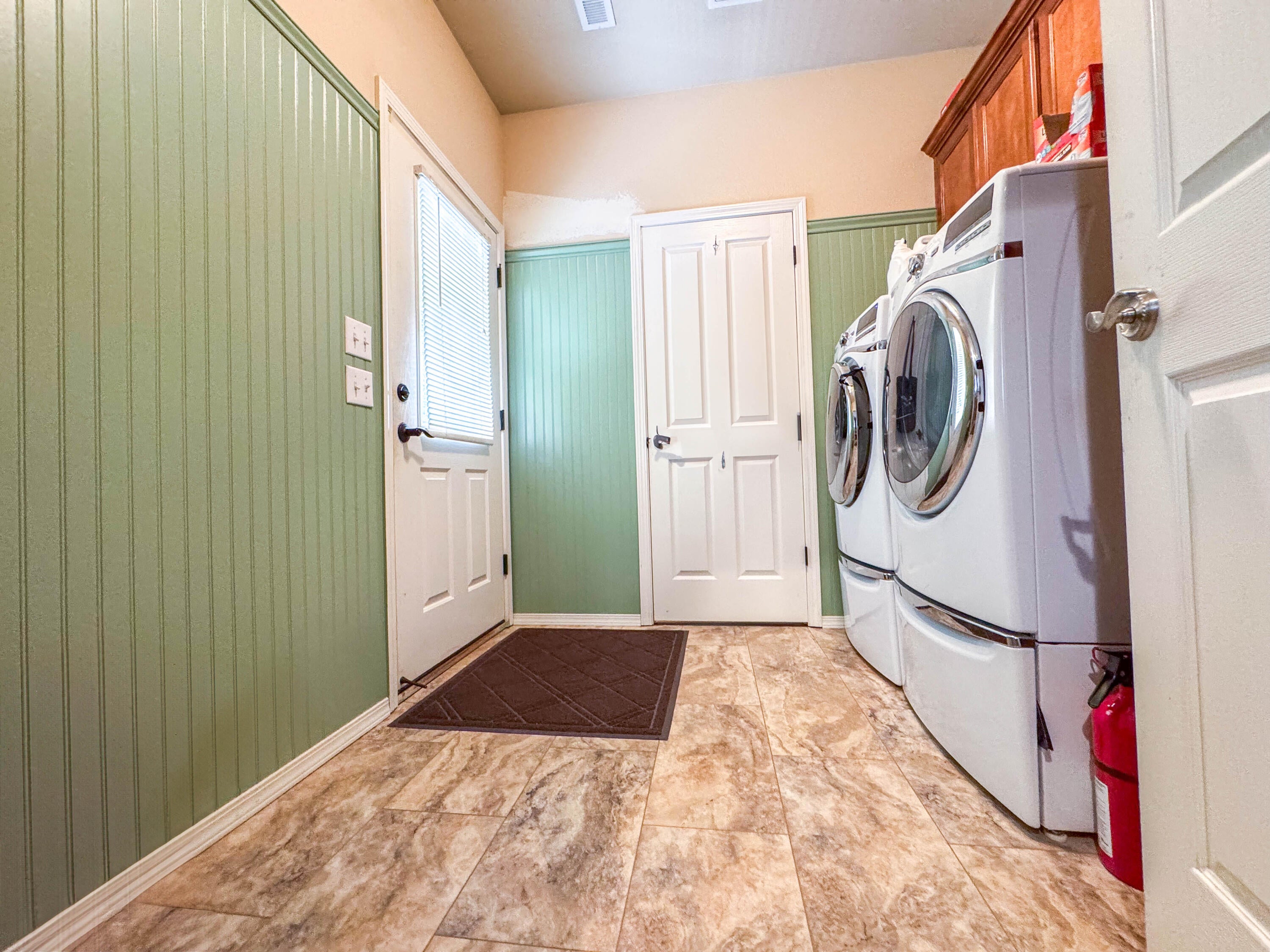 2080 Swingle Road Trail, OR 97541 - Photo 3 of 52 Renovated laundry room and back entry.