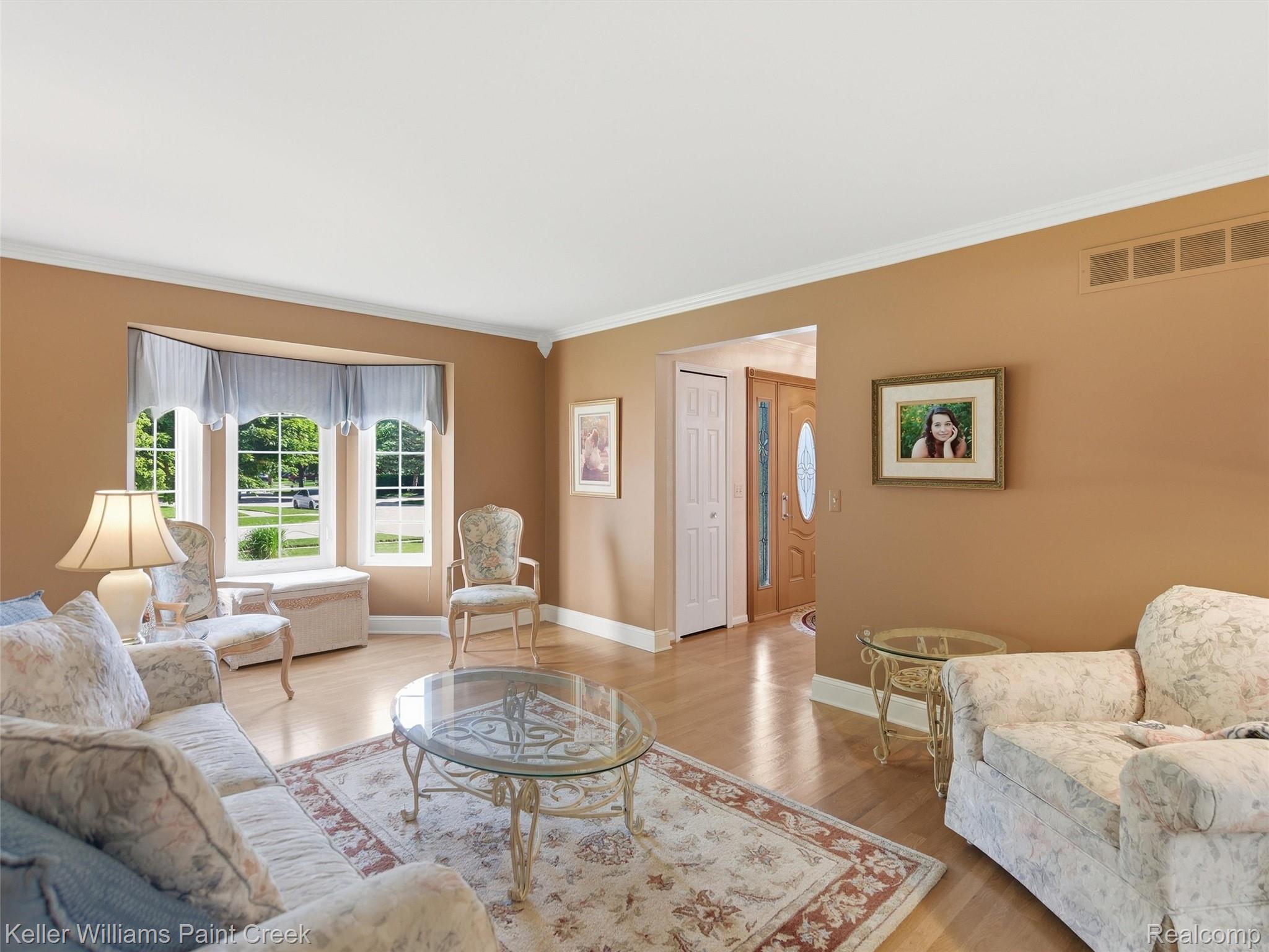 2842 Manorwood Road Troy, MI 48085 - Photo 23 of 72 Living area featuring light wood-finish flooring and a decorative area rug