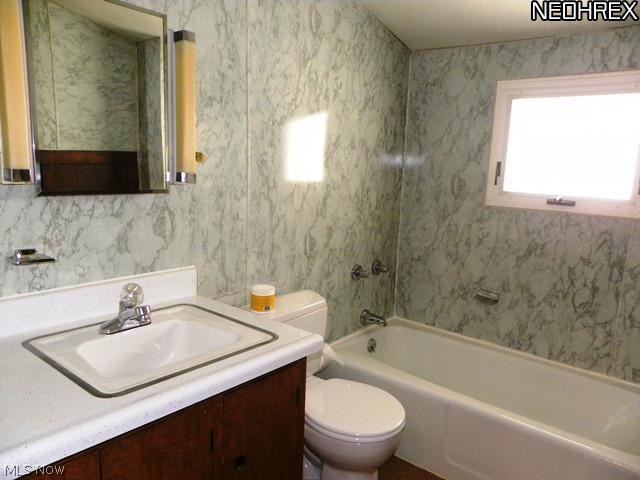 4018 Rosemond Road Cleveland Heights, OH 44121 - Photo 7 of 25 Second floor full bath.