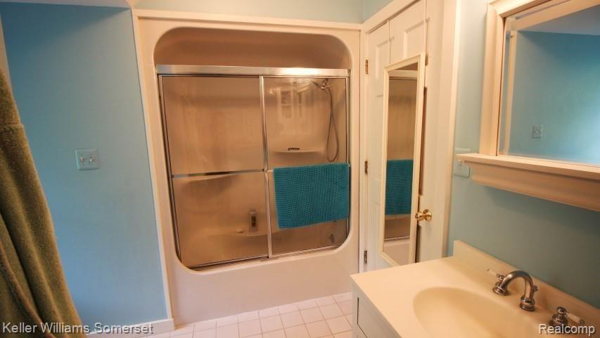 3505 Ray Road Oxford, MI 48370 - Photo 58 of 68 13 Upstairs bath 3 (Small).jpg