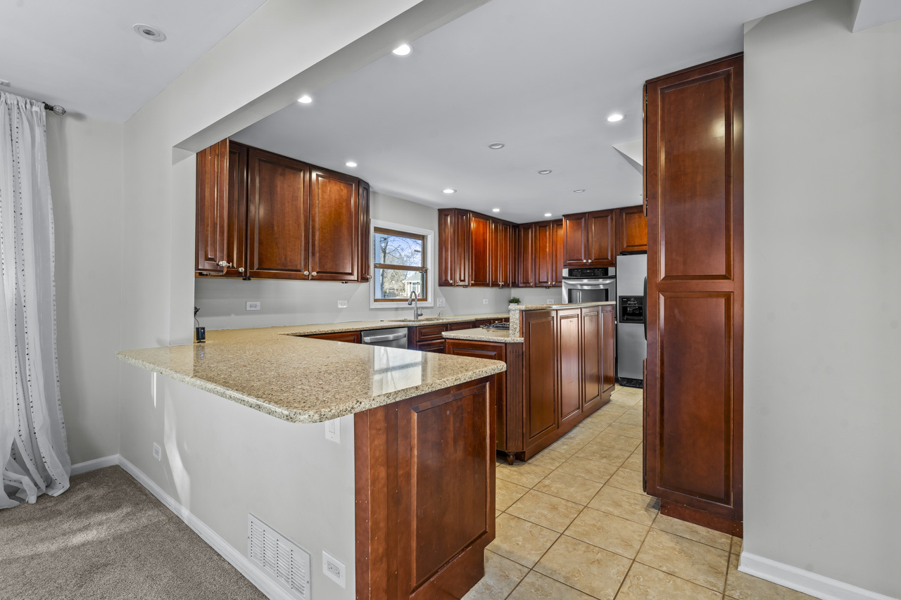 9 Edgewood Road Vernon Hills, IL 60061 - Photo 11 of 47