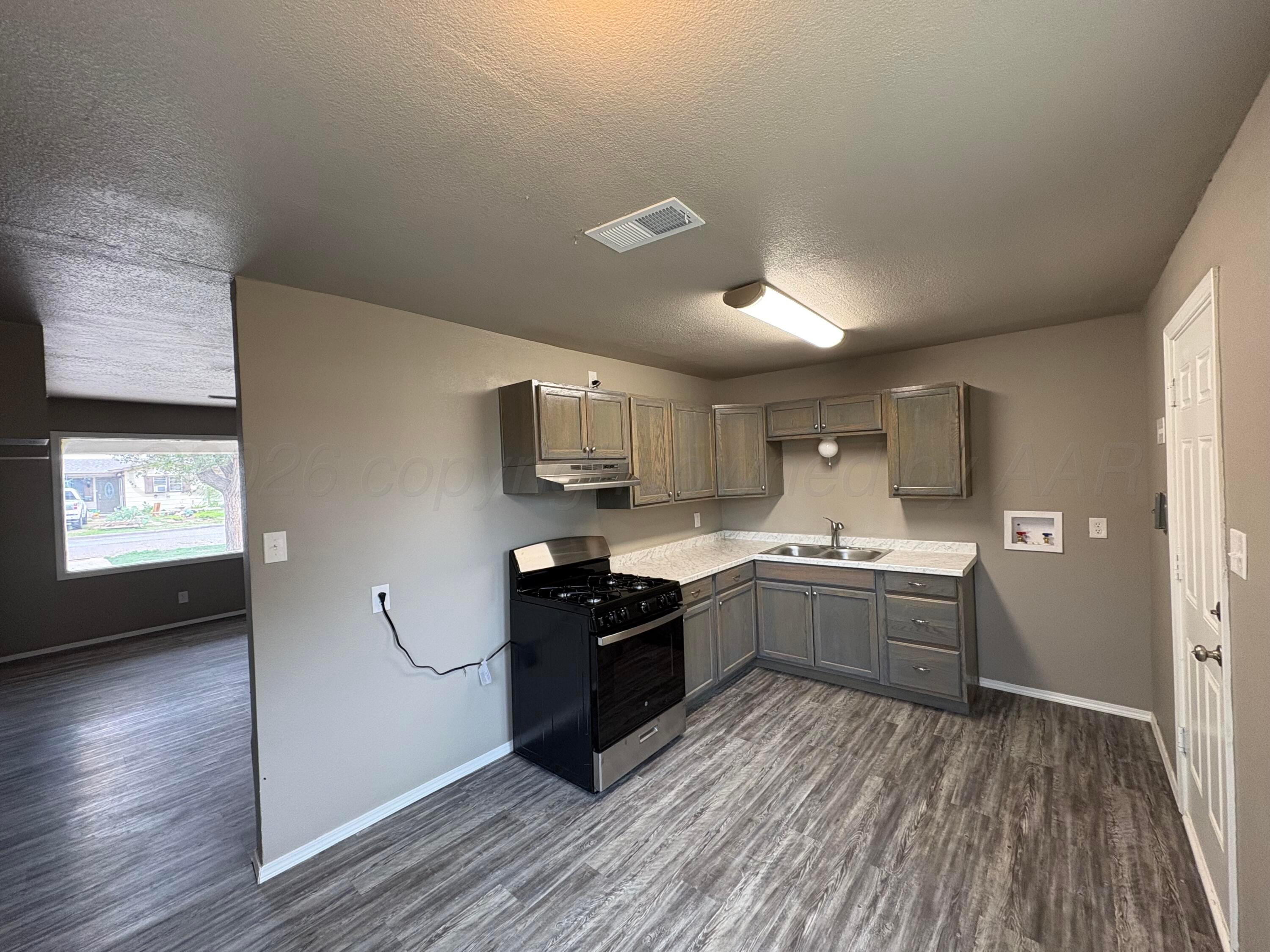 1042 Hodges Street Amarillo, TX 79104 - Photo 3 of 10 IMG_1157