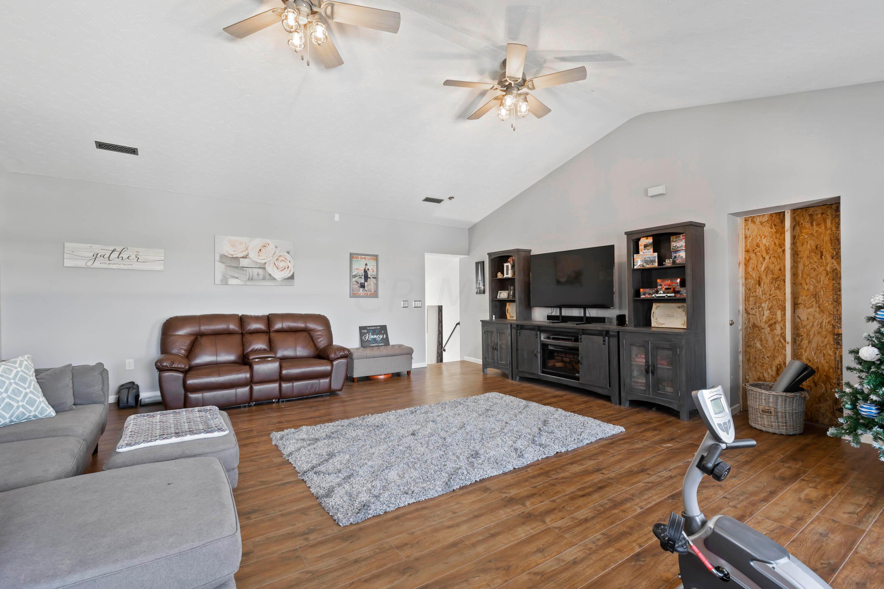 9822 Parsons Road Croton, OH 43013 - Photo 7 of 40 Living Room 3