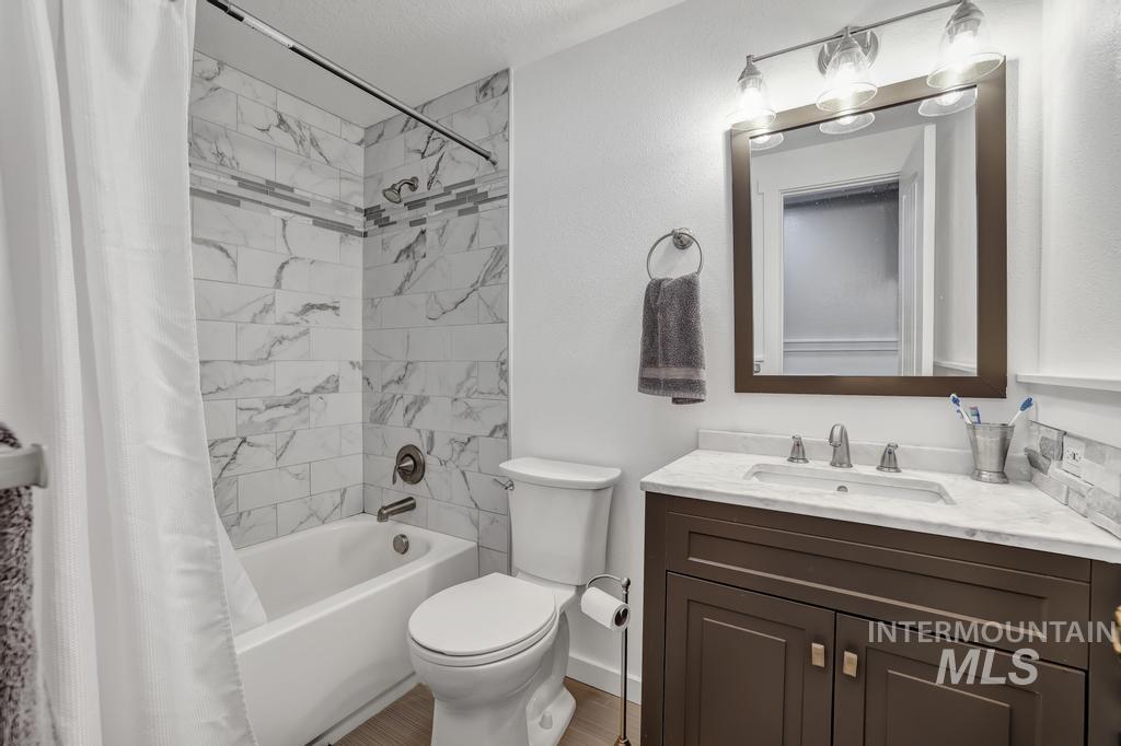 1785 River Road Buhl, ID 83316 - Photo 11 of 41 Full bathroom with shower / bath combination with curtain and vanity