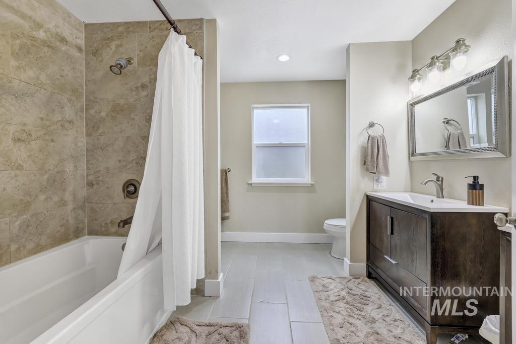 1785 River Road Buhl, ID 83316 - Photo 19 of 41 Full bathroom with shower / bath combo with shower curtain, vanity, and recessed lighting