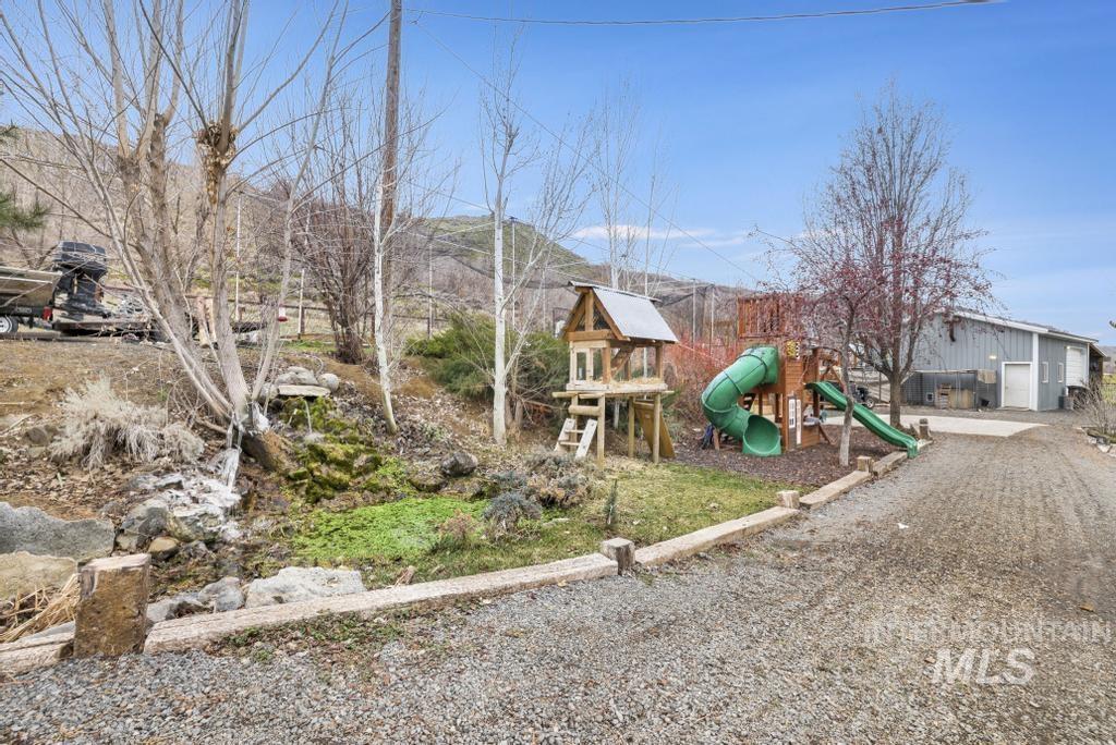 1785 River Road Buhl, ID 83316 - Photo 27 of 41 View of yard with driveway
