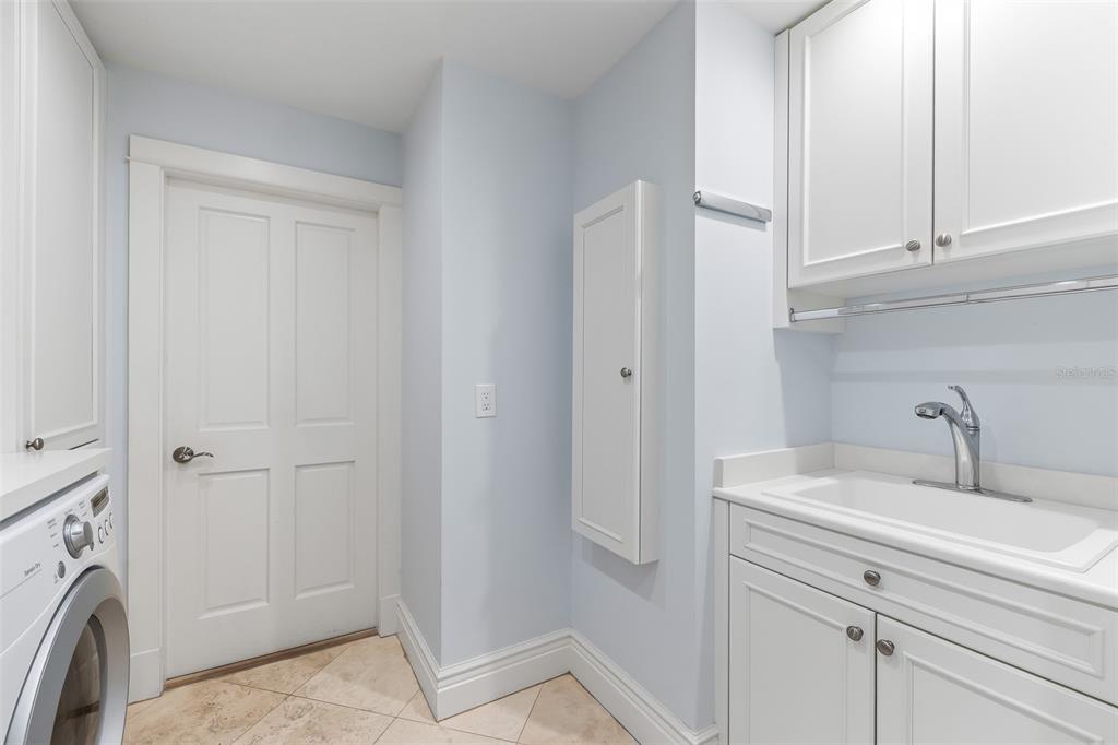 160 Sheep Shank Court Boca Grande, FL 33921 - Photo 27 of 36 a bathroom with a sink and a mirror