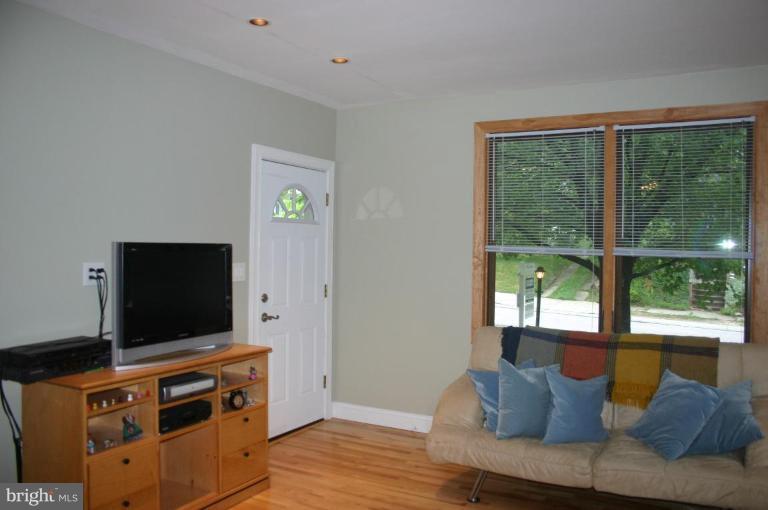 911 Overbrook Road Baltimore, MD 21239 - Photo 20 of 20 Living Room