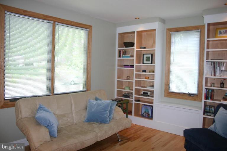 911 Overbrook Road Baltimore, MD 21239 - Photo 3 of 20 Living Room w/Built-Ins