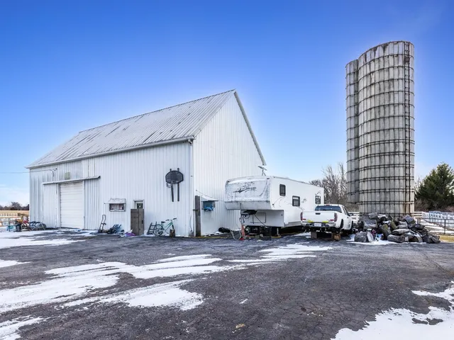 a view of a house with backyard