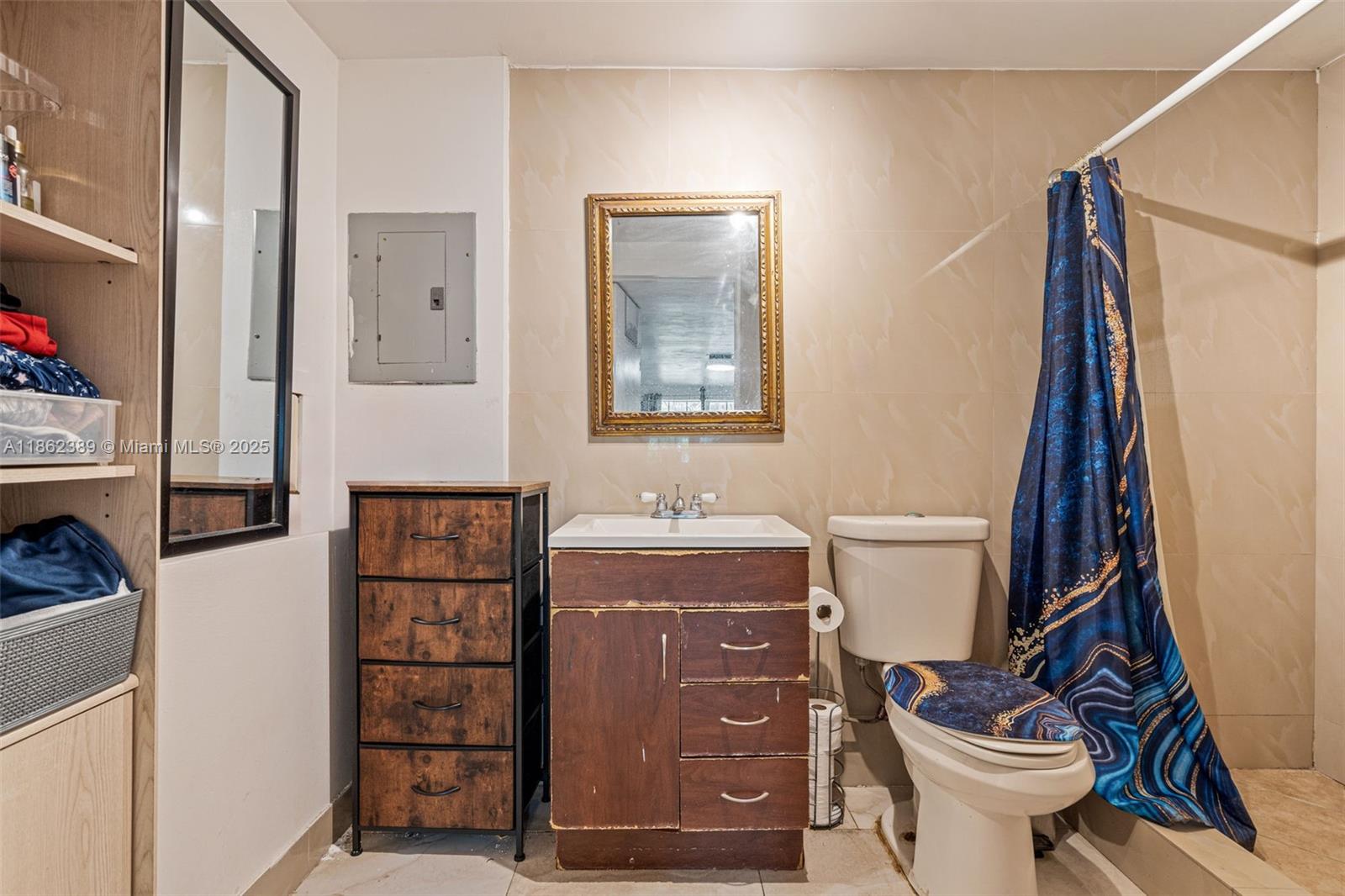 6233 Rodman Street Hollywood, FL 33023 - Photo 22 of 39 a bathroom with a toilet a sink and a bathtub