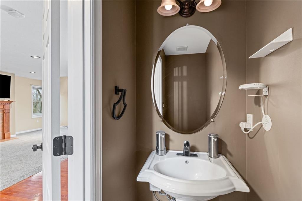 699 Surfside Drive Pittsburgh, PA 15239 - Photo 5 of 15