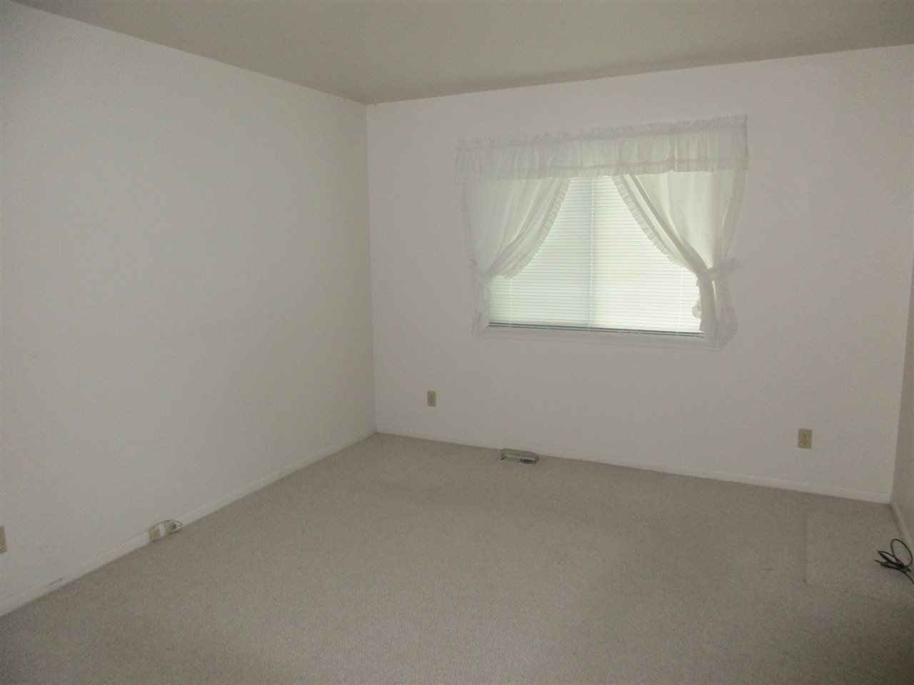 512 Hampton Road Durand, MI 48429 - Photo 15 of 25 31275882-14.JPG