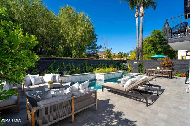 a view of sitting area with furniture