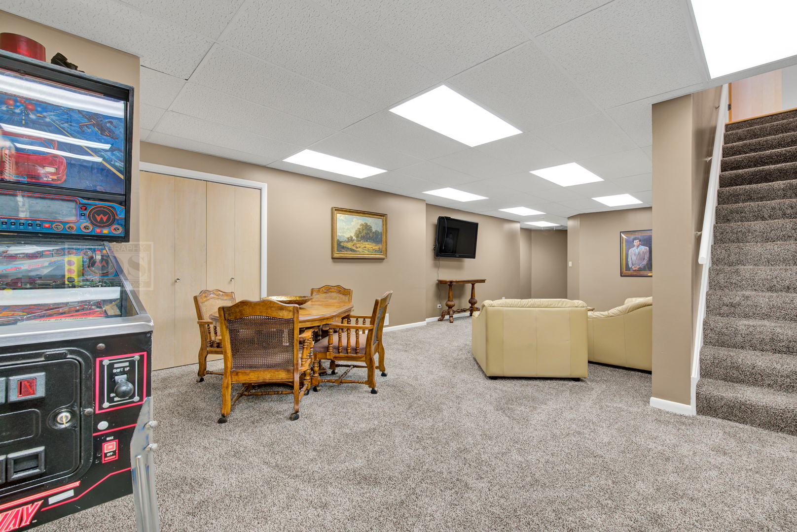 2067 Sheridan Road Buffalo Grove, IL 60089 - Photo 37 of 53 a view of a livingroom with furniture and workspace