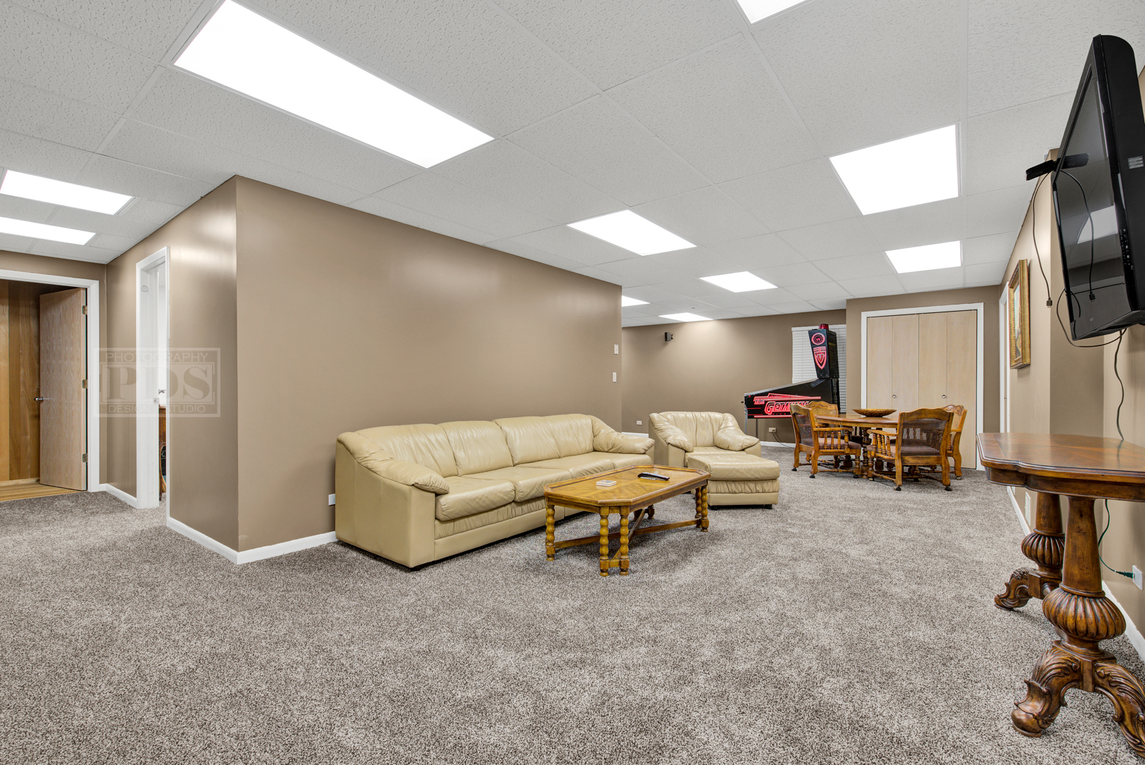 2067 Sheridan Road Buffalo Grove, IL 60089 - Photo 38 of 53 a living room with furniture and a flat screen tv