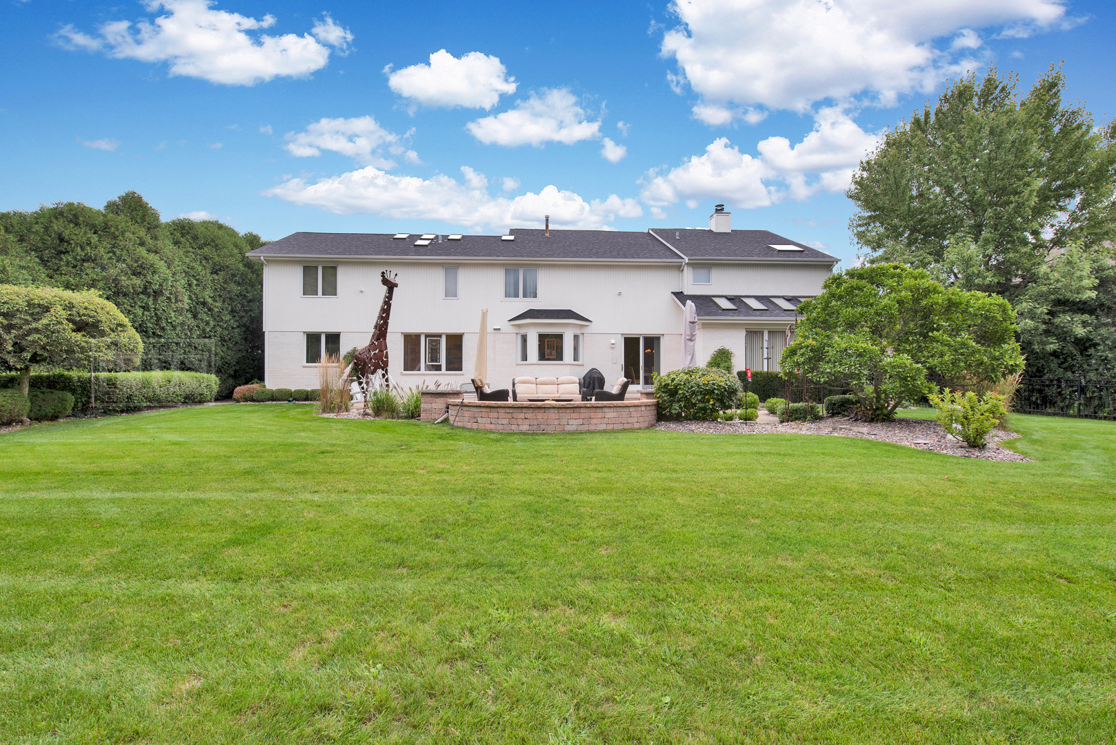 2067 Sheridan Road Buffalo Grove, IL 60089 - Photo 45 of 53 a front view of a house with garden