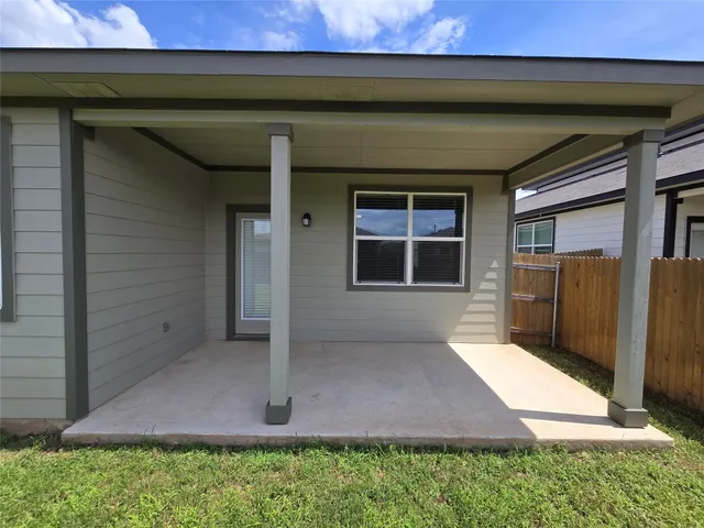a view of a house with backyard
