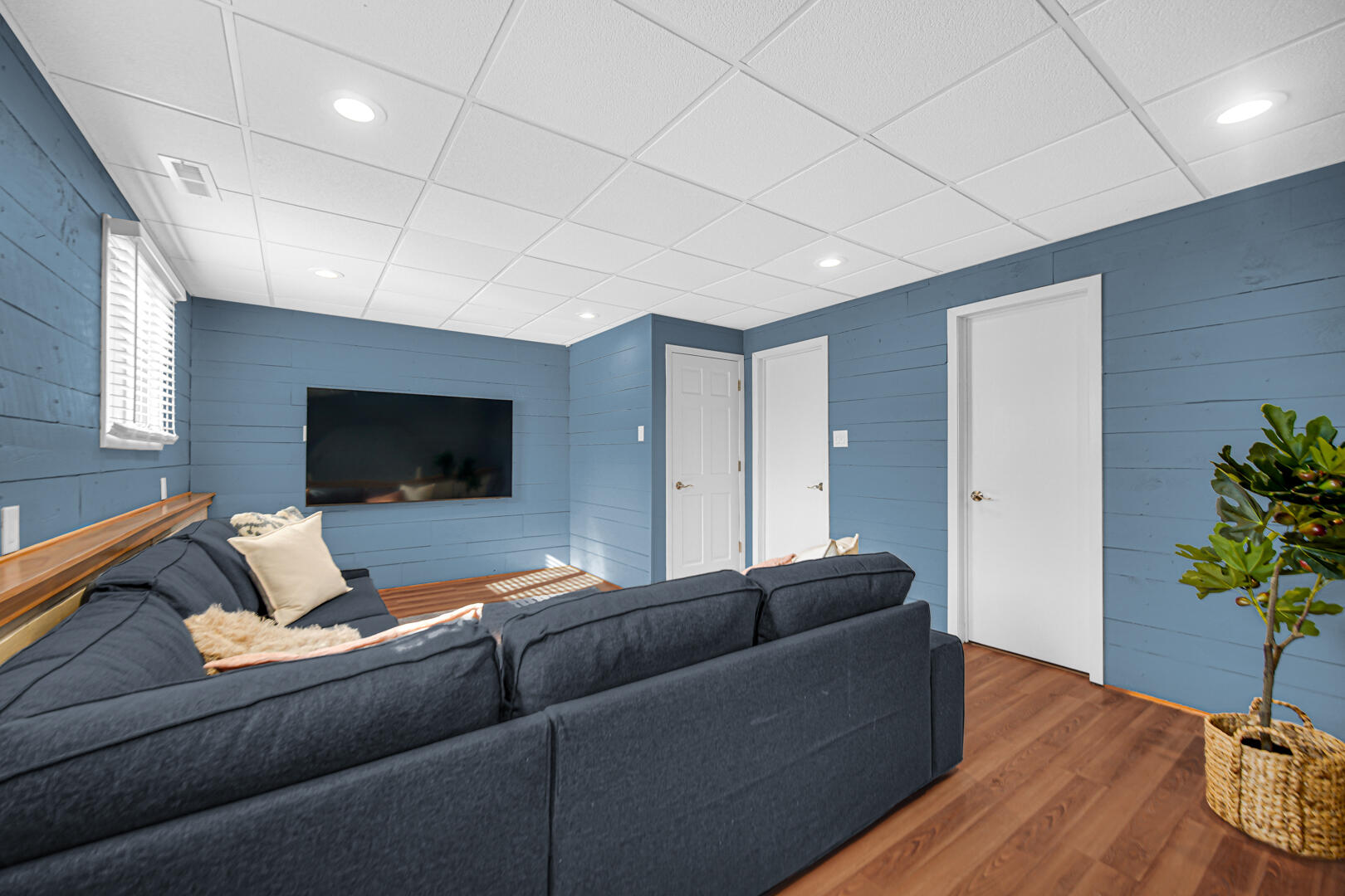 1515 West 94th Avenue Crown Point, IN 46307 - Photo 21 of 23 a living room with furniture and a flat screen tv