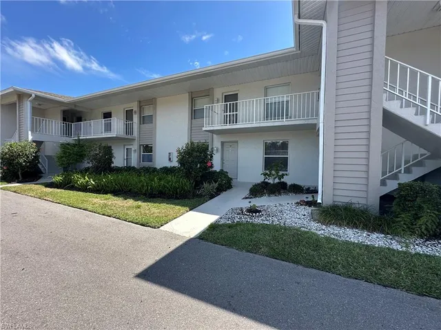a view of a house with backyard and garden