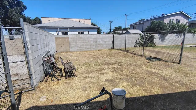 a view of a backyard