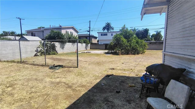 a outdoor view of a house