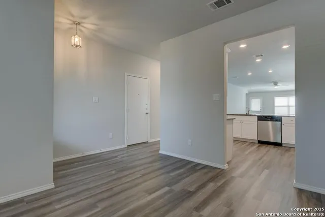 $1,695 | 242 Holland, Schertz, TX 78108