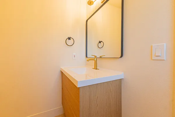 $405,000 | 394 West Ashcroft Avenue, Clovis, CA 93612