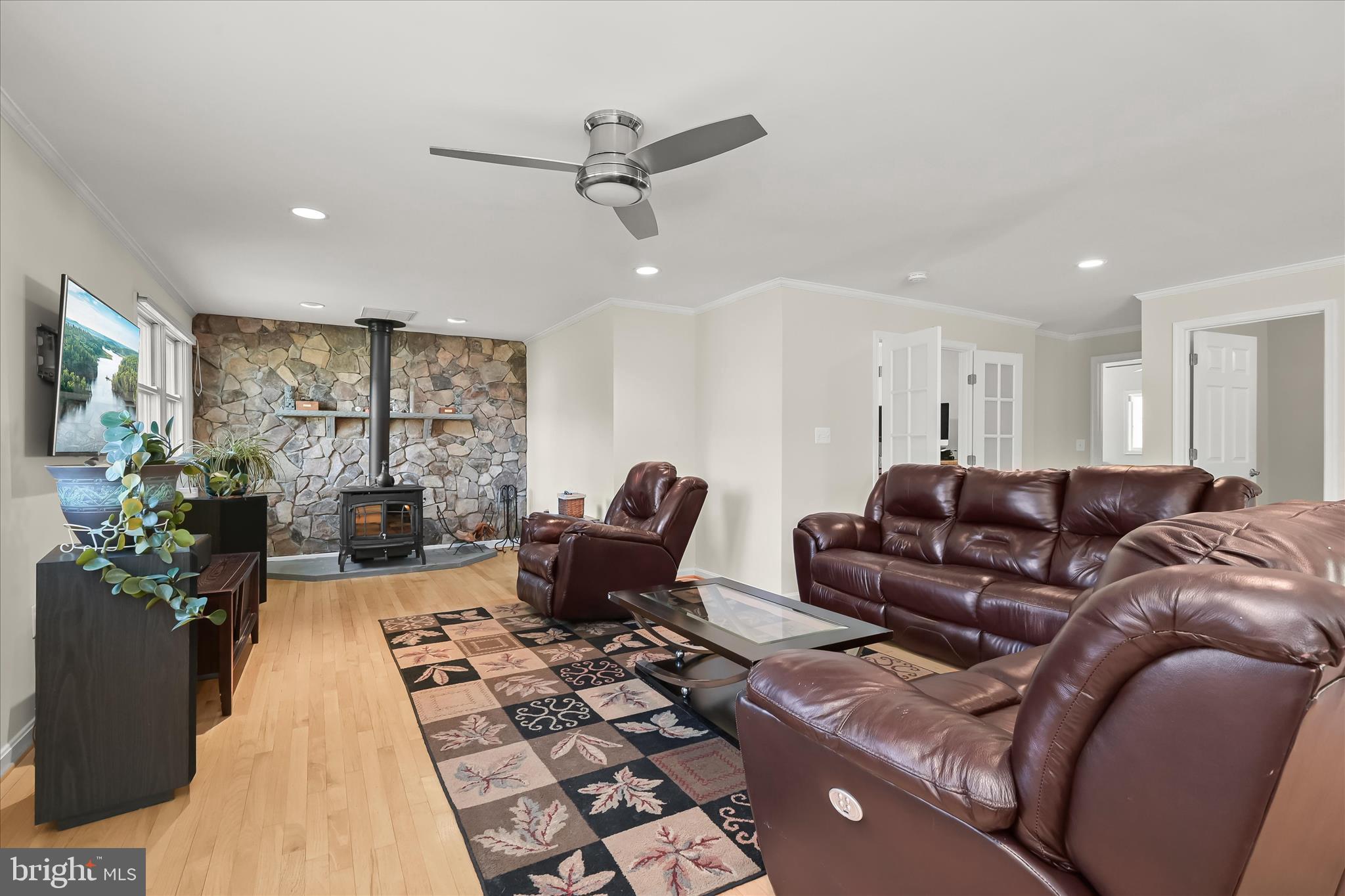 6910 Pindell School Road Clarksville, MD 21029 - Photo 14 of 73 a living room with furniture