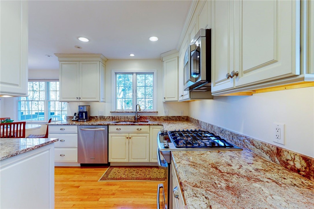 28 Wicklow Road Westerly, RI 02891 - Photo 15 of 44