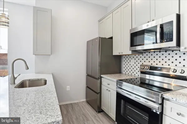 $2,179 | 650 South Street, Unit 3, Philadelphia, PA 19147