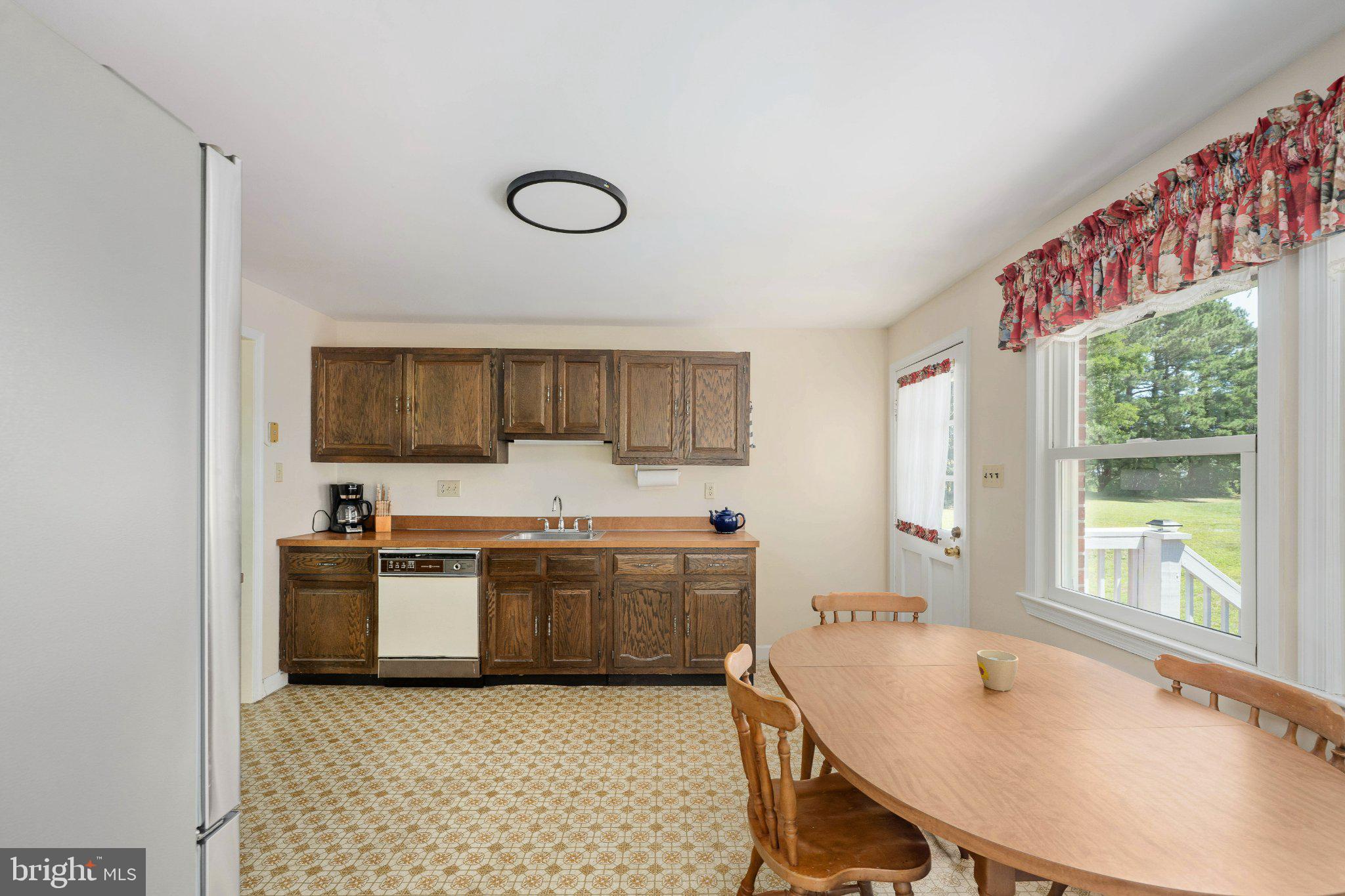 279 Harbor Drive Reedville, VA 22539 - Photo 17 of 97 Bright and inviting kitchen space.